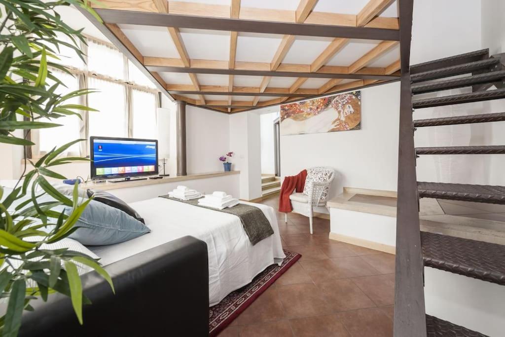 Stylish Loft - Colosseum 4 Min Walk -3 Beds -sleeps Up To 6 People Appartamento Roma