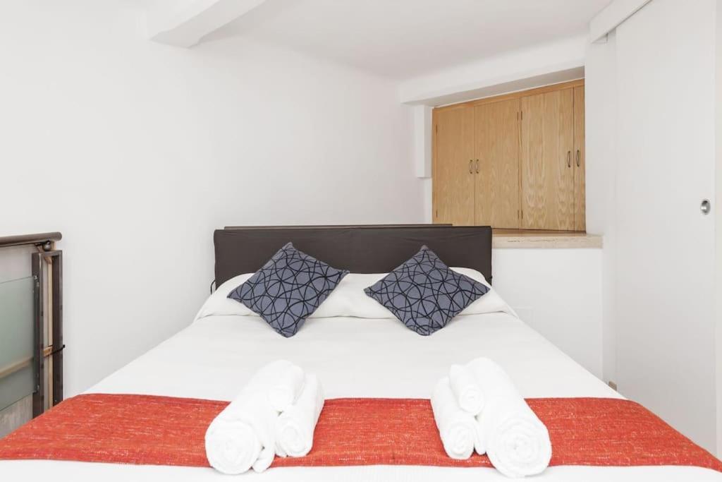 Stylish Loft - Colosseum 4 Min Walk -3 Beds -sleeps Up To 6 People Appartamento Roma